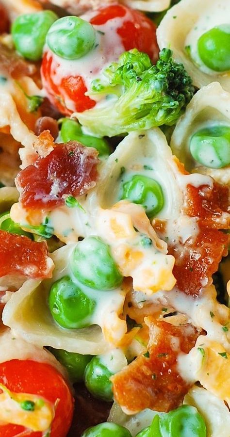 Bacon Ranch Pasta Salad with Broccoli, Cherry Tomatoes, Sweet Peas, and sharp Cheddar cheese Bacon Ranch Pasta, Bacon Broccoli, Bacon Ranch Pasta Salad, Broccoli Bacon, Resep Pasta, Picnic Recipes, Resep Salad, Ranch Pasta, Ranch Pasta Salad