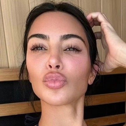 Kim Kardashian Selfie, Kim Kardashian Hollywood Game, Young Kim Kardashian, Kim Kardashian Makeup Tutorial, Kardashian Memes, Brown Makeup Looks, Brown Sequin Dresses, Kim Kardashian Makeup, Kim Kardashian Hair