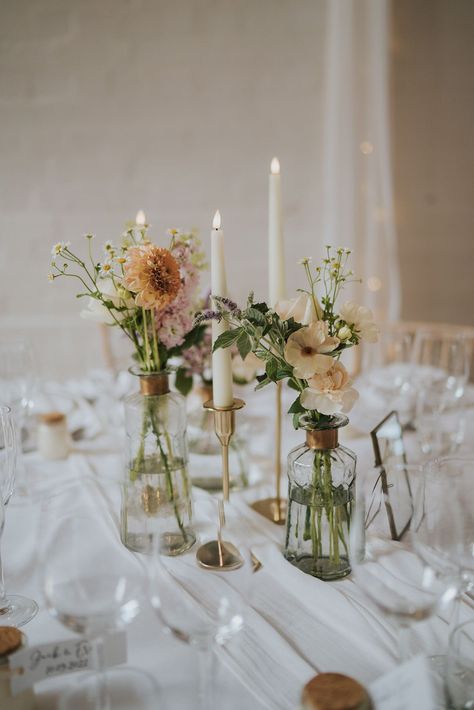 Candles And Flowers Table Setting, Round Tables With Runners Wedding, Small Flower Vases Table Decor, Wedding Table Decorations No Flowers, Small Wedding Table Flowers, Candlestick And Bud Vase Centerpiece, Simple Flower And Candle Table Decor, Bud Vases On Circle Table, Candles As Centerpieces