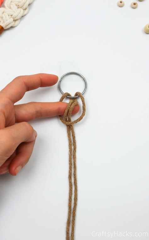 Simple Macrame Keychain Diy, How To Knit A Keychain, Boho Keychain Diy Tutorial, Knot Keychain Diy, Step By Step Macrame Keychain, Easy Diy Keychains To Sell, Key Chains Diy Handmade Easy, Key Ring Ideas Diy, Yarn Keychain Diy Easy