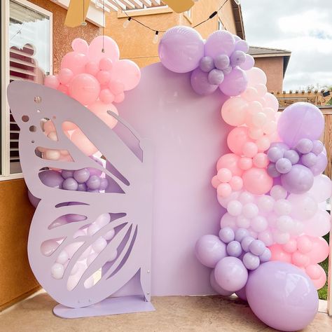 A little butterfly in the way 🦋🦋 Butterfly Balloon Backdrop, Butterfly Decorations For Party Birthday, Butterfly 2nd Birthday, Butterfly Bday Party, 1st Birthday Decor Ideas, Bby Shower Ideas, Fairy Wonderland, Birthday Decor Ideas, Butterfly Baby Shower Theme