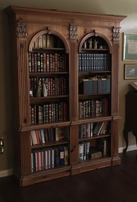 Mansion Bookshelves, Antique Book Shelf Ideas, Victorian Style Bookshelf, Old Fashioned Bookshelves, Old World Library Room, 1930s Bookshelf, Bookcase Aesthetic Bedroom, Vintage Bookcase Aesthetic, Dark Academia Bookcase