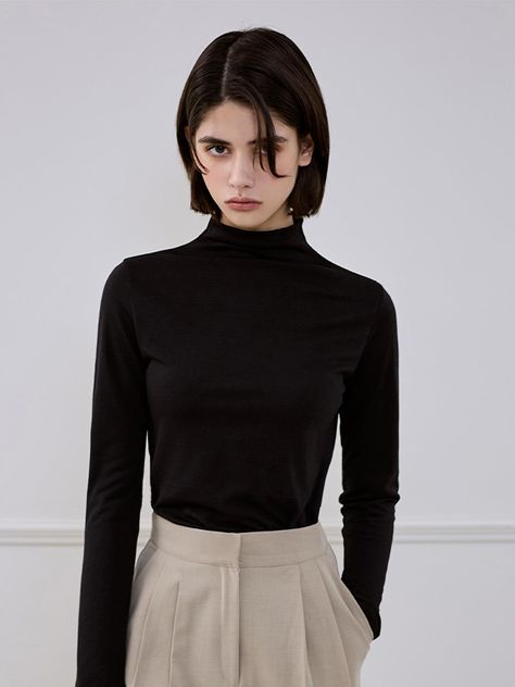 Slim-fit, mock turtleneck t-shirt. Long sleeves and a straight hem.- Regular length- Slim fit- Mock turtleneck Fitted Black Turtleneck, Black Mockneck Outfits, Mockneck Outfits, Turtleneck T Shirt Outfit, Mockneck Outfit, High Neck Top Outfit, Black Turtle Neck Outfit Women, Black Fitted Turtleneck, Black Turtle Neck Outfit