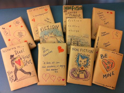 Penn State's Patte Library has these amazing decorated books up for offer for their "Blind Date with a Book" display. Fantastic! Bookstore Ideas, School Library Displays, Book Swap, Teen Book, Book Event, Library Display Ideas, Library Themes, Library Book Displays, Blind Date With A Book