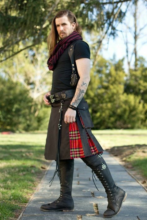 Kilt Men Fashion, Kilt Men, Tartan Outfit, Irish Kilt, Kilt Style, Scotland Men, Modern Kilts, Scottish Man, Kilt Outfits