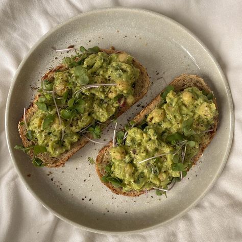 Avocado Toast Aesthetic, Super Easy Lunch, Avocado Chickpea Salad, Avocado Chickpea, Avo Toast, Healthy Food Dishes, Healthy Food Motivation, Chickpea Salad, Food Goals