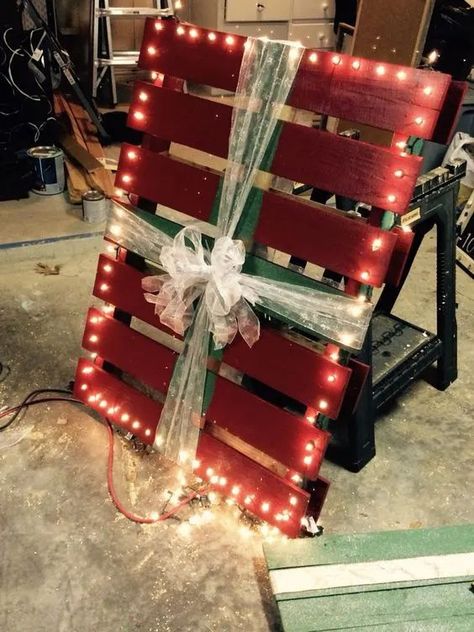 Outdoor Christmas Decorations Yard, Outside Christmas Decorations, Pallet Christmas Tree, Pallet Christmas, Christmas Yard Decorations, Christmas Decorations Diy Outdoor, Diy Christmas Decorations Easy, Christmas Wood Crafts, Christmas Yard