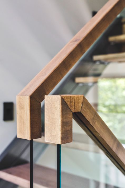 Stairs Handle, Glass Railing Stairs, Round Stairs, Staircase Railing Design, Handrail Design, Staircase Handrail, Glass Stairs, Wood Railing, Stair Railing Design