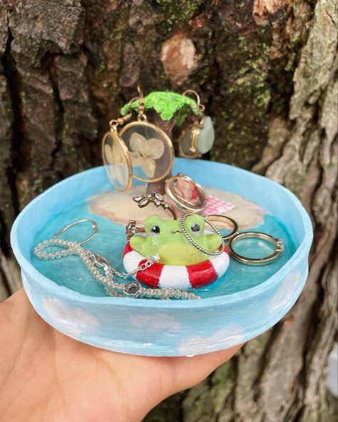 These will look adorable for tour jewelries!! Clay Jewellery Holder, Easy Clay Sculptures, Frog Jewelry, Clay Keychain, Diy Air Dry Clay, Clay Diy Projects, Air Dry Clay Projects, Clay Crafts Air Dry, Cute Polymer Clay