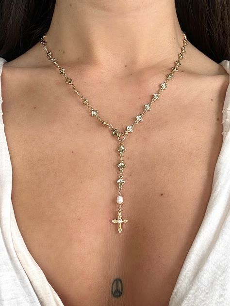 Y Chain Necklace, Cute Rosary, Cross Jewelry Aesthetic, Pretty Cross Necklace, Gold Cross Jewelry, Diy Lariat Necklace, Crosses Necklace, Cross Gold Necklace, Rosary Outfit