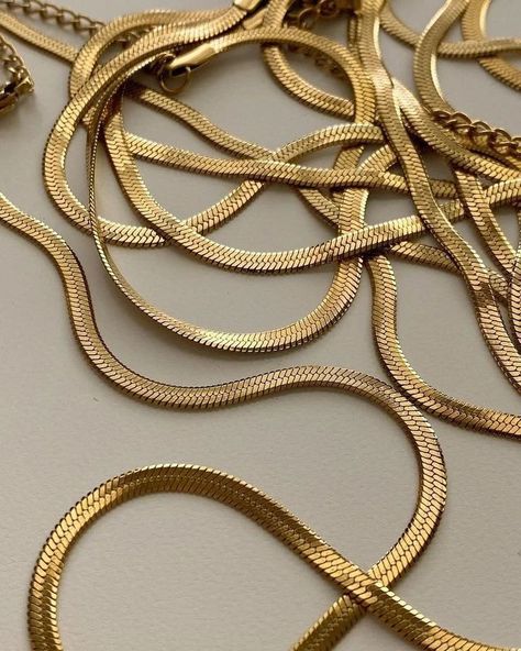 SERPENT CHAIN ✨💌❤️🤍 The og best seller of our store.Effortless,statement and all time classic!!! Don’t sleep on this girlssss grab your staple jewelry piece nowww Shop via link in bio at discount currently !! #smallbusiness #smallbusinessowner #smallbusinesssupport #smallbusinesssaturday #indian #goldplatedjewellery #goldplatedjewelry #waterproofjewelry Cartier Jewelry Necklace, Vintage Chain Necklace, Jewellery Photography Inspiration, Jewelry Product Shots, Creative Jewelry Photography, Jewelry Photography Styling, Jewelry Photoshoot, Herringbone Necklace, Gold Aesthetic