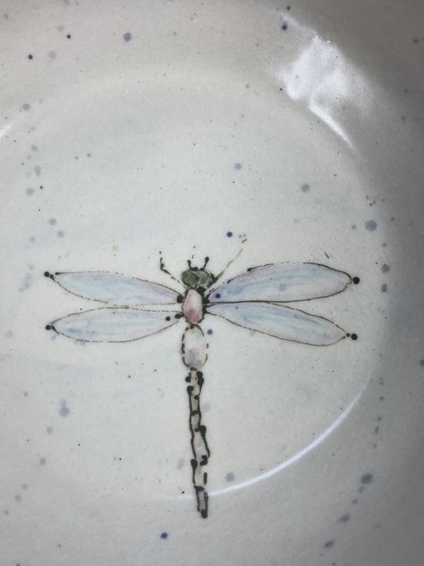 Hand painted dragonfly with underglazes. Pottery Painting Dragonfly, Painted Dragonfly, Diy Pottery Painting, Paint Your Own Pottery, Pottery Dishes, Pottery Crafts, Diy Pottery, Pottery Designs, Pottery Painting