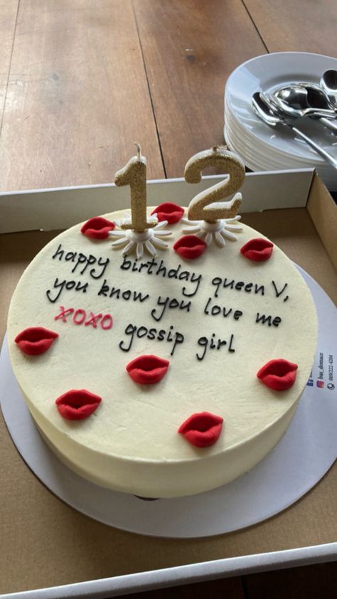 gossip girl cake Xoxo Birthday Cake, Hell Is A Teenage Girl Cake, Cakes For 17th Birthday, 13 Cake Birthday Girl, Rom Com Birthday Party, Gossip Girl Birthday Cake, Birthday Cake For 13, Birthday Cake 15th Girl, 17th Birthday Cupcakes