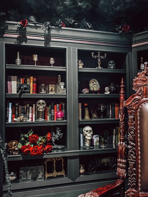 Gothic bookshelf library Gothic Feature Wall, Dark Bookshelf Styling, Gothic Shelves, Gothic Bookshelves, Dark Bookshelves, Gothic House Decor, Gothic Bookcase, Bookshelves Aesthetic, Home Office Dark