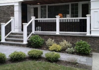 Front Porch Banister Ideas, Outdoor Step Railing Ideas, Front Porch Railing Ideas Modern, Front Porch Banisters And Railings, Modern Farmhouse Porch Railing, Front Step Railing Ideas, White Porch Railing, Black And White Porch, Aluminum Porch Railing