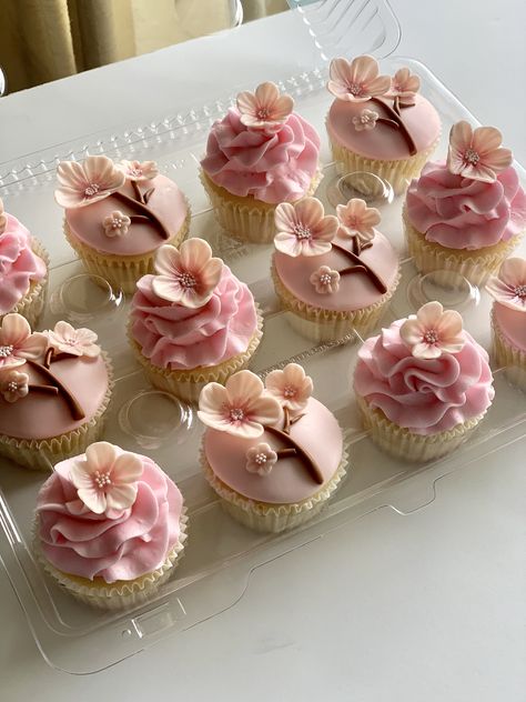 Sakura or cherry blossom cupcakes made by Play Date Cupcakes in Hawaii. Cherry Blossom Cake Wedding, Cherry Blossom Cupcakes Ideas, Blossom Cupcakes, Cherry Blossom Theme Cake, Sakura Cupcakes, Blossom Birthday Party, Sakura Dessert, Cherry Blossom Food Ideas, Cherry Blossom 15 Theme