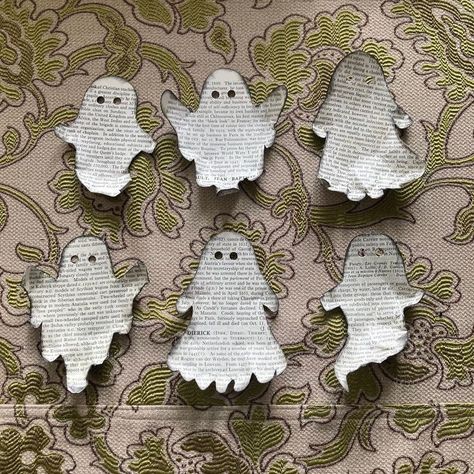 Book Page Halloween Crafts, Book Page Fall Decor, Book Ghost Garland, Diy Paper Ghost Decoration, Book Page Ghost Garland, Crafty Fall Decor, Book Page Ghosts, Ghost Mantle Decor, Paint On Book Pages