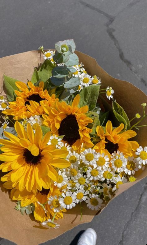 Aesthetic Sunflower, Sunflowers And Daisies, Daisy Bouquet, Boquette Flowers, Sunflower Bouquets, Sunflower Wallpaper, Nothing But Flowers, Flower Therapy, Beautiful Bouquet Of Flowers