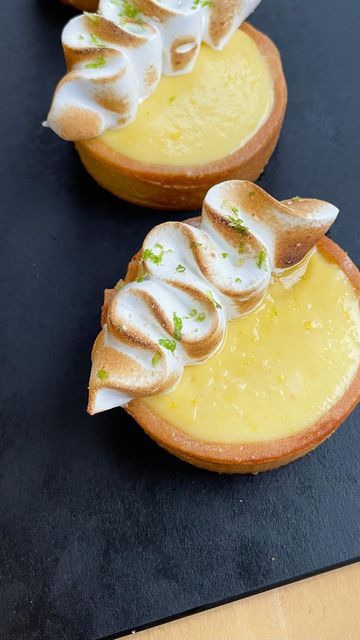 abi on Instagram: "Classic lemon and passionfruit mini tart 🍋💛 with passionfruit gel, lemon curd, Italian meringue, lime zest, sweet pastry Lemon curd is one of the best fundamental recipes in pastry imo 🍋" Lemon Tart Design, Mini Lemon Tart Recipe, Lemon Tart Plating, Pastry Plating, Lemon Curd Tarts, Culinary Plating, Passionfruit Tart, Lemon Meringue Tarts, Lemon Curd Dessert