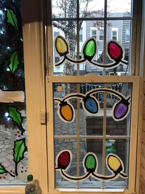 Window Art For Preschool, Christmas Light Window Painting, Windows Winter Decoration, Christmas Themed Window Painting, Winter Painting On Window, Painted Window Christmas, Simple Winter Window Painting Ideas, Windows Christmas Painting, Painting Christmas Windows