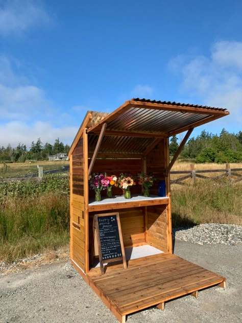 Diy Road Side Produce Stand, Farm Stand Made From Pallets, Flower Honesty Stand, End Of Driveway Farm Stand, Diy Farmstand Market Stands, Flower Stall Ideas, Vegetable Stand Diy, Road Side Farm Stand Ideas, Farm Stand Design