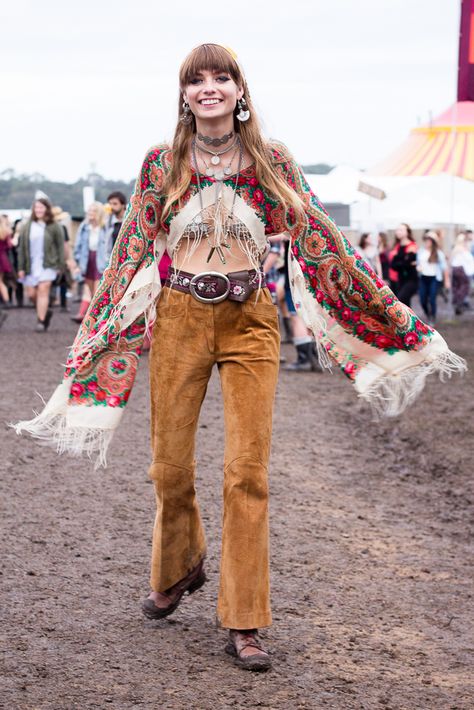 Splendour in the Grass Street Style - Annalise Mclachlan wearing Fourteen Eleven Far Away and Ramble On coin stackers, Coin Bra and Bullet Necklace Hippie Winter Outfits, Woodstock Outfit, Woodstock Fashion, 60s Bohemian, Street Style 2015, Look Hippie Chic, Hippy Fashion, Moda Hippie, Splendour In The Grass