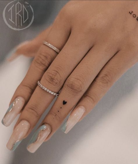 Side Finger Tattoos, Tattoo Main, Finger Tattoo Ideas, Cute Finger Tattoos, Tato Minimal, Small Finger Tattoos, Finger Tattoo For Women, Hand Tattoos For Girls, Hand And Finger Tattoos