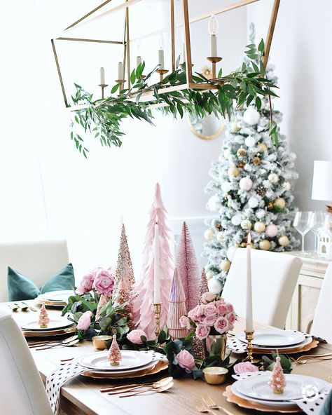 A pink Christmas tablescape with gold scalloped chargers is sure to please at your Christmas dinner!! Pink Christmas Tablescapes, Pink Christmas Table Decor, Pink Christmas Table Setting, Christmas Table Set Up, Pink Christmas Table, Christmas Table Decor, Pink Xmas, Pink Christmas Decorations, Holiday Tablescapes