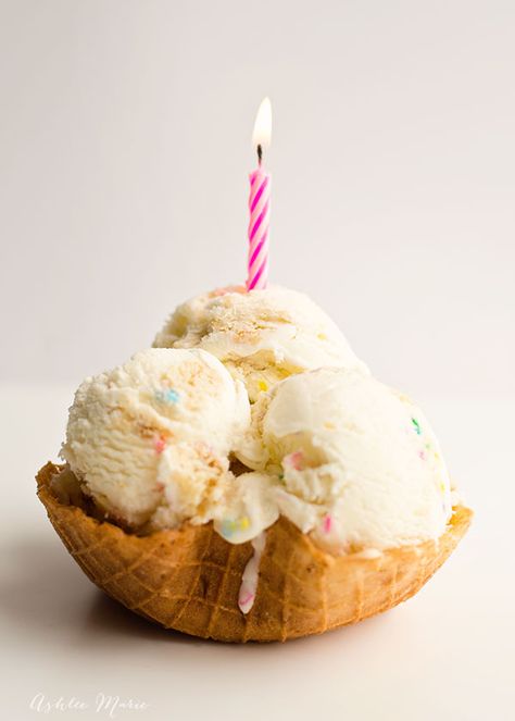 birthday cake ice cream is made with dry cake mix, sprinkles and chunks of white cake Homemade Cake Batter, Birthday Cake Batter, Summer Ice Cream Party, Sprinkles Ice Cream, Birthday Cake Ice Cream, Homemade Sorbet, Cake Batter Ice Cream, Sundae Cupcakes, Sherbet Recipes