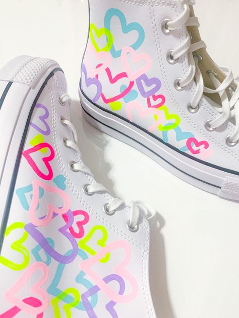 Converse Painting Ideas, Preppy Converse, Converse Painted, Iris Cabin, Sneaker Painting, Preppy Heart, Diy Converse, Converse Design, Yellow Hearts