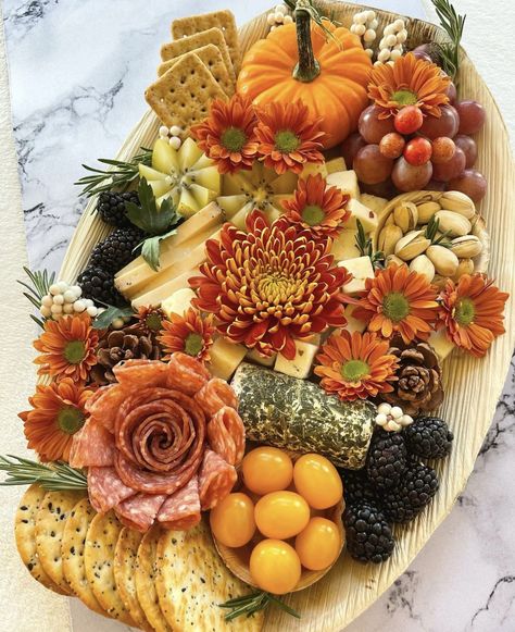 Cheese And Cracker Wedding Display, Fall Appetizer Board, Fall Fruit Tray Ideas For Party, Fall Meat And Cheese Board, Charcuterie Board Themes Fall, Fall Crudite Platter Ideas, Southern Charcuterie Board, Fall Theme Charcuterie Board, Fall Grazing Table