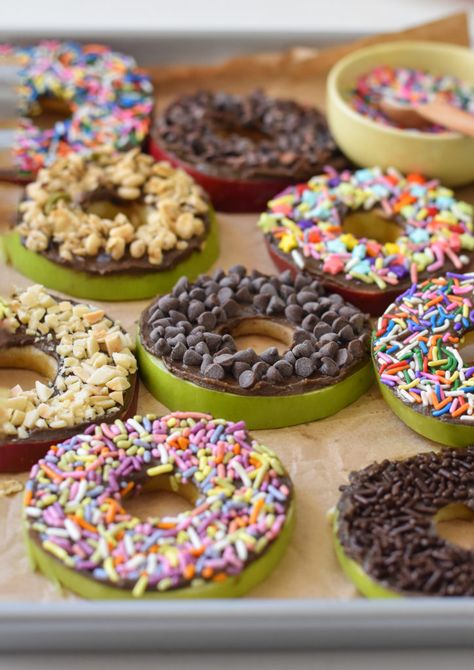 These easy, no bake apple donuts are the perfect after school snack for kids, full of healthy and good-for-you ingredients. Sommer Mad, School Snacks For Kids, Apple Donuts, Snack For Kids, After School Snack, Dessert Aux Fruits, Easy No Bake, School Snack, School Snacks