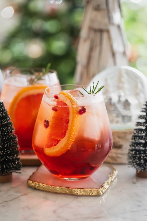 How to make a Winter Aperol Spritz Cocktail - Le Petit Eats Winter Aperol Spritz, Holiday Drinks Alcohol, Winter Cocktails Recipes, Cocktail Fruit, Gin Sour, Spritz Cocktail, Hot Buttered Rum, Flavorful Vegetables, Cocktail Serving