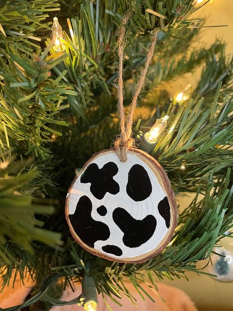 Hand Painted Cow Print Ornament On Wood Slice Coated in lacquer for protection and glossy finish. Around 2-2.5 inches in diameter. Perfect for anyones Christmas tree, Rearview mirror hang or a gift! Southwestern Christmas Ornaments, Western Christmas Decorations, Cow Ornaments, Farmhouse Christmas Ornaments, Cow Decor, Cow Gifts, Cowboy Christmas, Wood Slice Ornament, Western Christmas