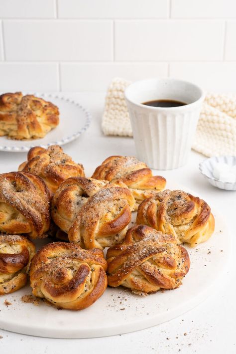 Cardamom Buns by Eat, Little Bird https://eatlittlebird.com/cardamom-buns/ Cardamom Bread Recipe, Cardomom Recipes, Cardamom Buns Recipe, Cardamom Recipe, Danish Bakery, Cardamom Buns, Cinnamon Crunch, Sweet Buns, Swedish Recipes