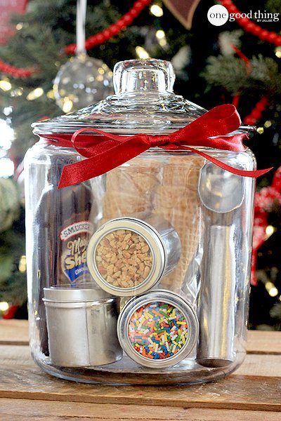 Diy Hostess Gifts, Mason Jar Gifts Diy, Christmas Gift Baskets Diy, Easy Diy Christmas Gifts, Gift Jar, Themed Gift Baskets, Diy Gift Baskets, Mason Jar Gifts, Navidad Diy