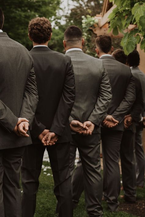 Wedding Party Photos Small Group, Pictures To Get On Wedding Day, Wedding Picture Ideas With Small Bridal Party, Wedding Day Photo Ideas Groomsmen, Small Groomsmen Party Photos, Groom Wedding Day Photos, Wedding Photos With Family Group Shots, Wedding Day Pictures Must Have Wedding Photography, Unique Groomsmen Photos