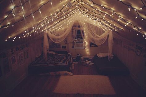 A Night in Wonderland | via Tumblr Attic Room Ideas, Slanted Ceiling, Small Attic, Attic Room, Tumblr Rooms, Attic Bathroom, Attic Bedrooms, Bedroom Setup, Attic Renovation