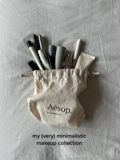 Make Up Pouch Aesthetic, Type Of Makeup Looks, Minimalist Makeup Bag, Makeup Bag Aesthetic, Type Of Makeup, Everyday Bag Essentials, White Maxi Skirt, Minimalist Makeup, Inside My Bag