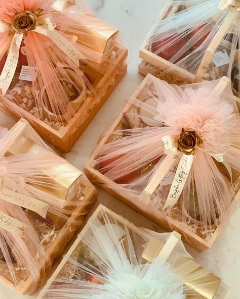 Sweet Baskets Gift, Gift Hampers For Wedding, Engagement Hamper Packing Ideas, Desi Wedding Gifts For Bride, Pakistani Wedding Gifts Packing, Gift Decoration Ideas For Wedding, Wedding Gifts Packaging Indian, Indian Gift Wrapping Ideas, Engagement Gift Ideas For Him