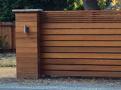 Contemporary fence and pillar in Danville, CA using horizontal slats Modern Wood Fence, Tor Design, Wood Fence Design, Modern Fence Design, Small Fence, Concrete Patios, Privacy Fence Designs, Front Fence, Living Fence