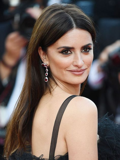 Penolpe Cruz 90s, Penelope Cruz Vanilla Sky Hair, Penelope Cruz Make Up, Penelope Cruz Hair, Penelope Cruz Makeup, Versace Heels, Versace Sandals, Cannes Red Carpet, Teresa Palmer