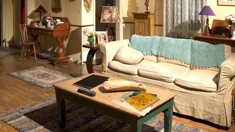 Decorate A Home In Gilmore Girls Style - Lorelei's House - Cute ... 2000s House Interior, Gilmore Girls Kitchen, House Set Design, Gilmore Girls Decor, Gilmore Girls Set, Gilmore Girls Style, Gilmore Girls House, Set Design Ideas, Gilmore Girls Fashion