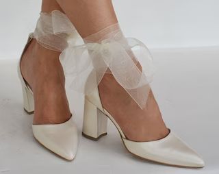 LovelyBrideByAnna - Etsy Greece Bridal Closed Toe Shoes, Lace Wedding Dress Shoes, Wedding Pumps Thick Heel, Cottage Core Wedding Shoes, Wedding Shoes Bride Small Heel, Boho Heels Wedding, Bridal Shoes For Outdoor Wedding, 60s Wedding Shoes, Wedding Shoes Bride Winter