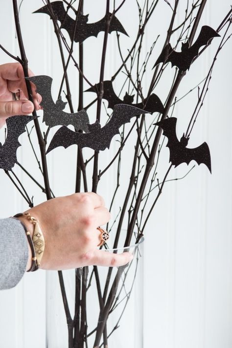 DIY Bat Branch Halloween Centerpiece | Halloween decorations, Halloween party ideas and Halloween recipes from @cydconverse Halloween Centerpieces Diy, Diy Halloween Dekoration, Strašidelný Halloween, Dekorasi Halloween, Halloween Decor Diy, Image Halloween, Halloween Fest, Creepy Decor, Diy Halloween Decor