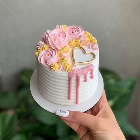 Mini Cake in Nepal | Mini Cake Price in Nepal | Order Online Mini Cakes Min Cakes Ideas, Small Cakes Designs, Small Cake Gift Ideas, Small Birthday Cake Designs, Tiny Cake Design, Mini Birthday Cakes For Women, Small Buttercream Cake, Small Birthday Cake For Mom, Tall Birthday Cake Ideas