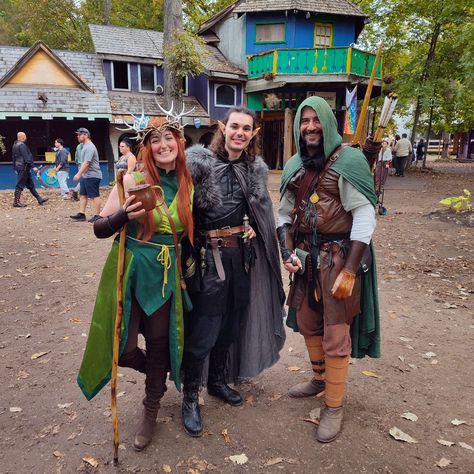 Syd enjoyed meeting Keyleth and Vax'ildan at the @michrenfest today. . . . . . . . . . . . . . #keyleth #michiganrenaissancefestival #michrenfest #ranger #rangercosplay #vaxildan #voxmachina Faire Outfit, Ranger Cosplay, Keyboard Smash, Couples Cosplay, Forest Ranger, Vox Machina, Fantasy Costumes, Critical Role, Best Cosplay