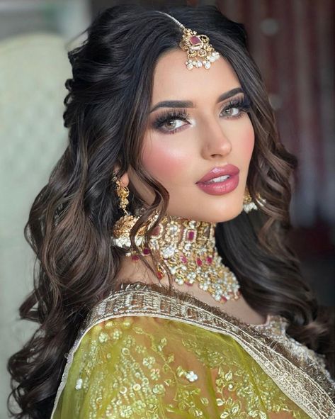 Hairstyle For Girls Wedding, Hair For Graduation, Desi Bridal Makeup, Pakistani Wedding Hairstyles, Reception Hairstyles, Pakistani Bridal Hairstyles, Mehndi Hairstyles, Bridal Hairstyle Indian Wedding, Engagement Hairstyles