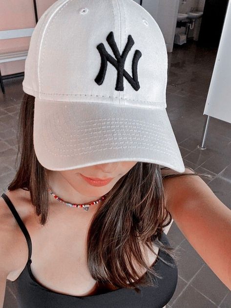 Yankees Hat, Foto Poses, Selfie Ideas Instagram, Womens Baseball Cap, Cute Hats, Cute Poses, Cute Selfie Ideas, Insta Photo Ideas, Selfie Poses