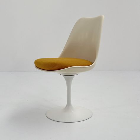 Listed on VNTG.com: Swivel Tulip Chair by Eero Saarinen for Knoll, 1960s | #vntg #vintage Eero Saarinen Tulip Chair, Tulip Chairs, International Orange, Tulip Dining Table, Industrial Office Design, Tulip Chair, Eero Saarinen, Retro Mid Century Modern, Retro Chair